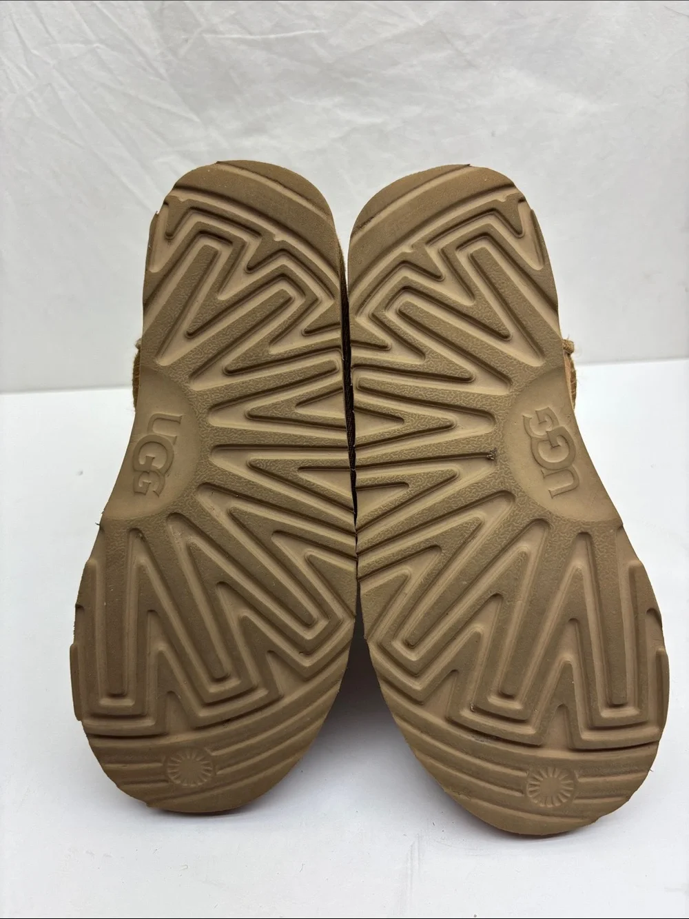 UGG now boots for little girl size 2, box 34